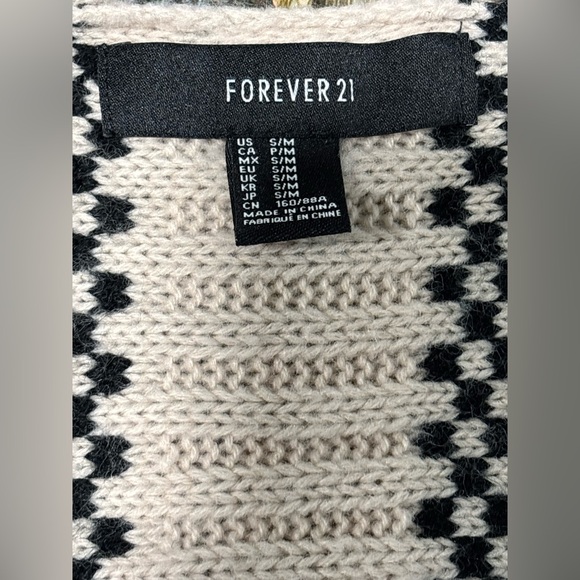 🖤💛Forever 21 Black and Cream Patterned Knit poncho size S/M oversize 🖤💛Box D - Picture 2 of 9